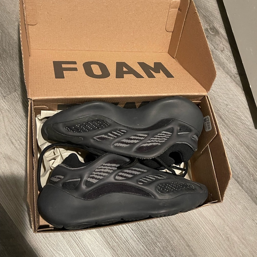 Yeezy 700 V3 Dark Glow size 5.5 MEN